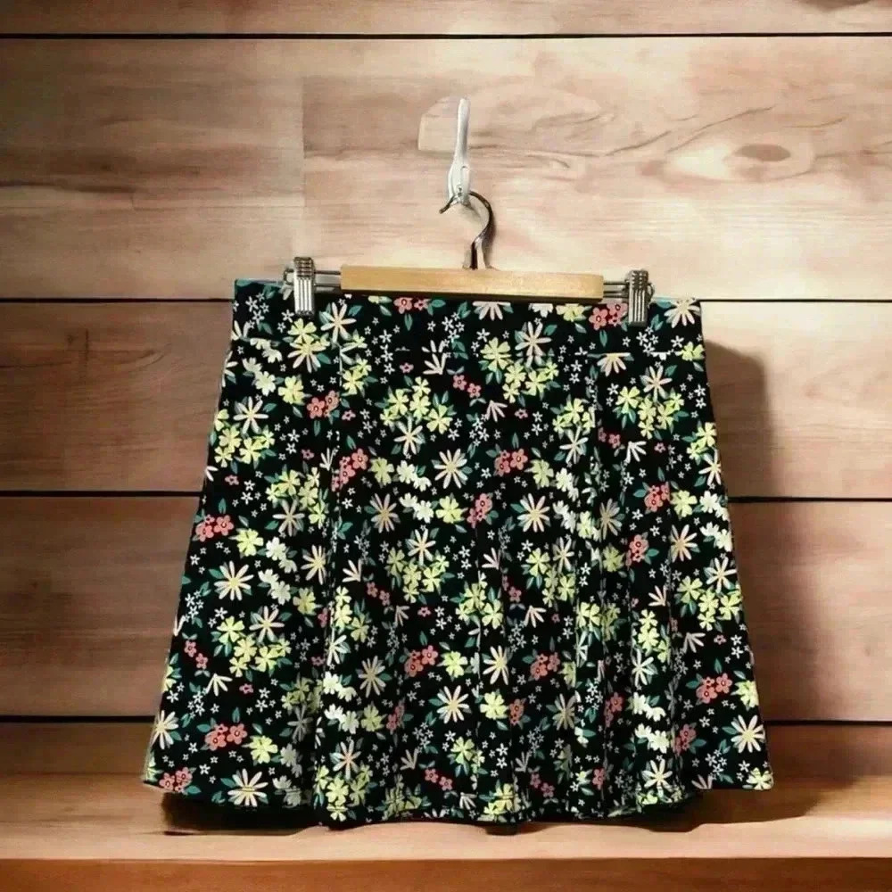 Tag, Floral Print Flared Mini Skirt, Large, Black 🌸